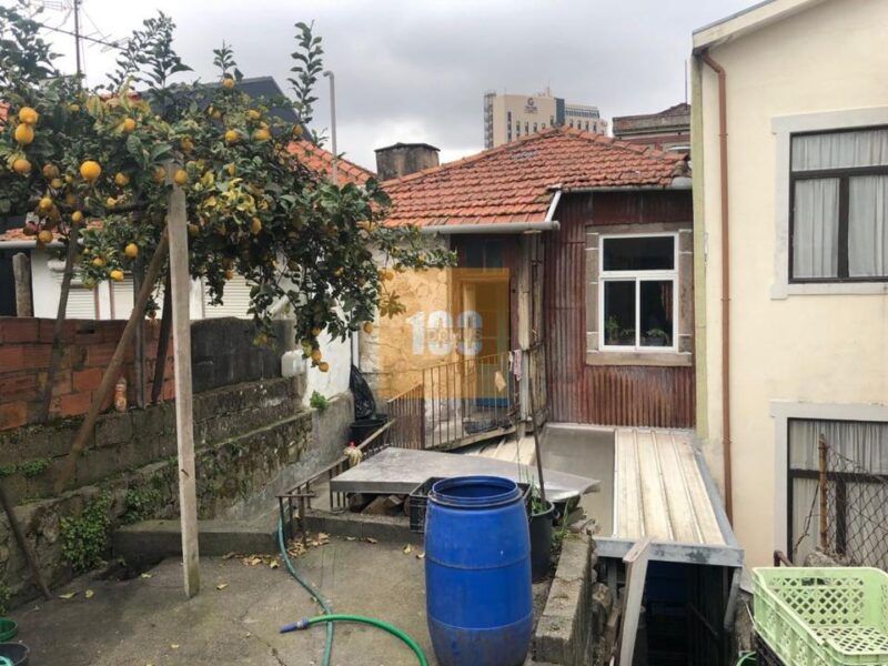 Prédio para reabilitar no Bonfim