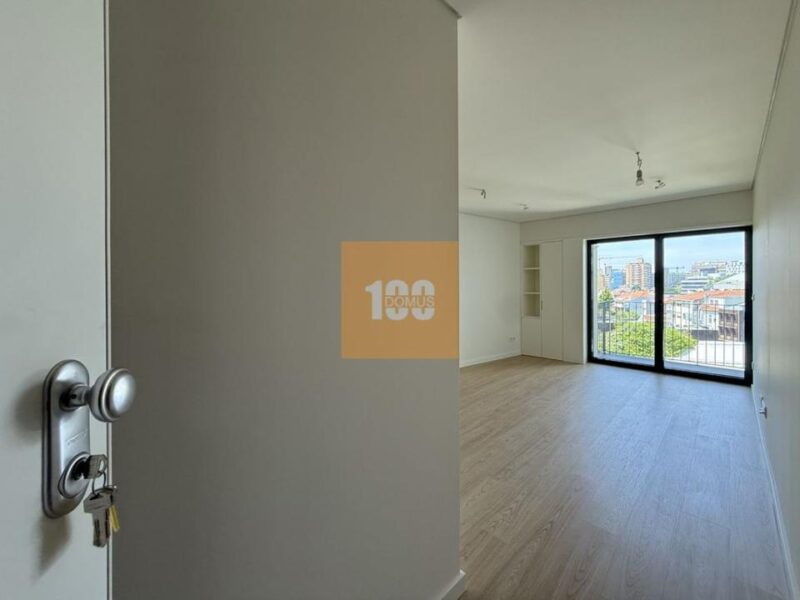 T1 novo com varanda em Cedofeita