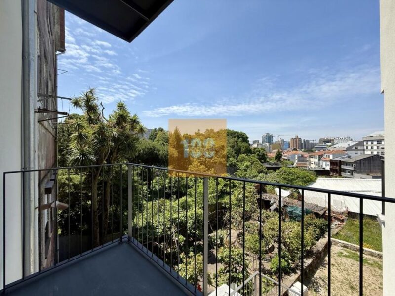 T1 novo com varanda em Cedofeita