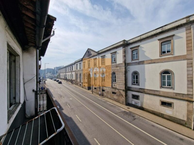 Dois prédios ao Palácio de Cristal