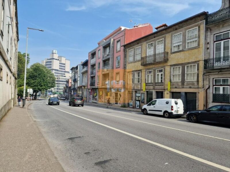 Dois prédios ao Palácio de Cristal