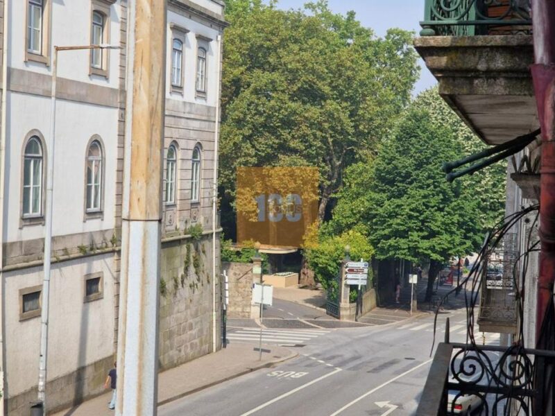 Dois prédios ao Palácio de Cristal