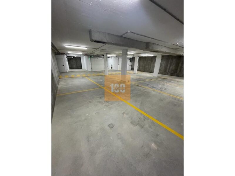 Lugar garagem duplo, Roberto Ivens