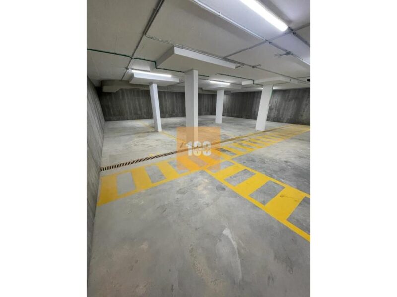 Lugar garagem duplo, Roberto Ivens