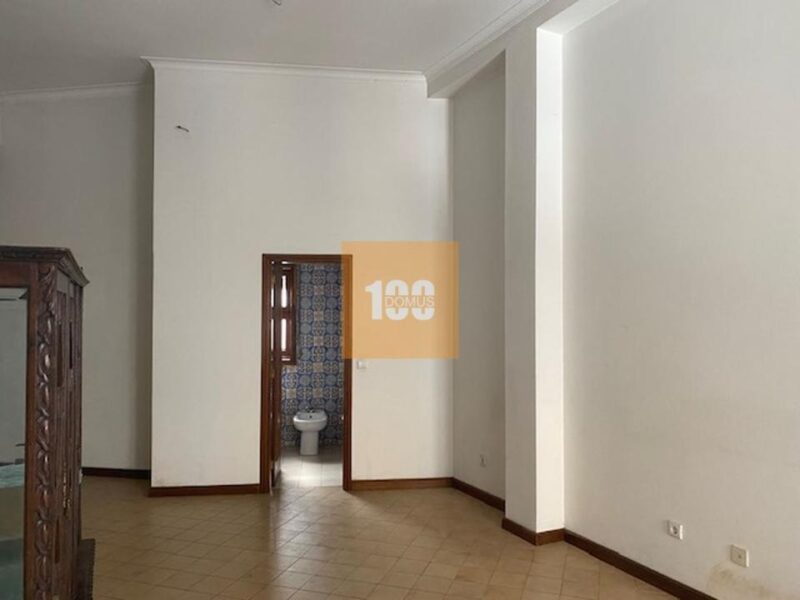 Prédio na Mouzinho da Silveira