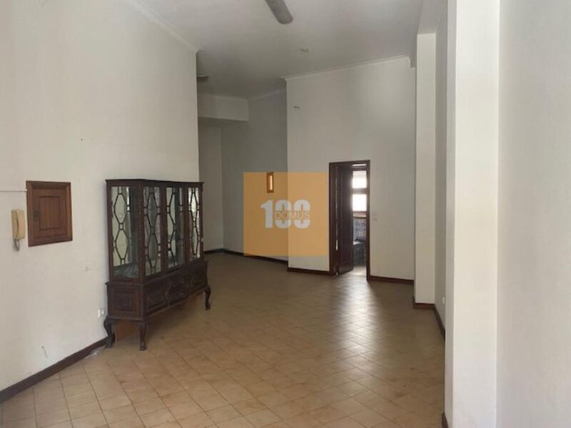 Prédio na Mouzinho da Silveira