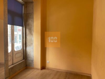 Prédio na Mouzinho da Silveira