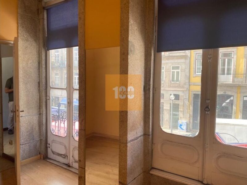 Prédio na Mouzinho da Silveira