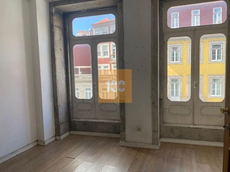 Prédio na Mouzinho da Silveira