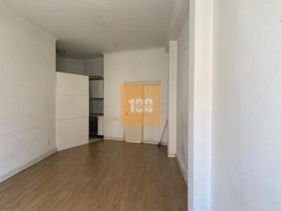 Prédio na Mouzinho da Silveira