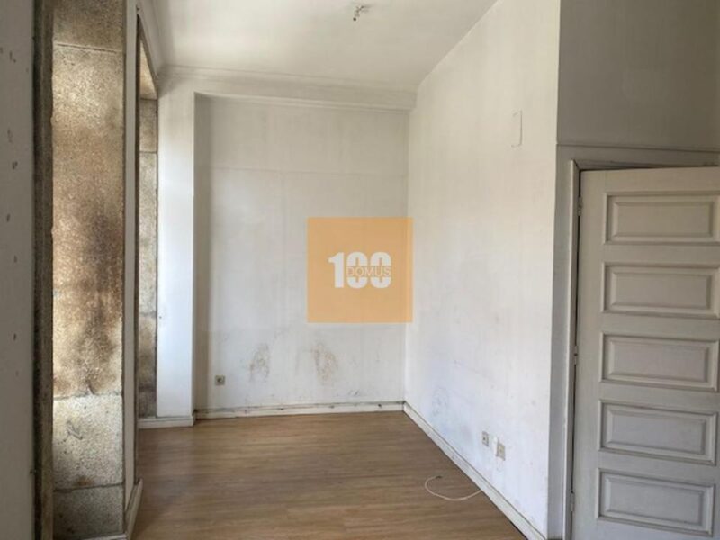 Prédio na Mouzinho da Silveira