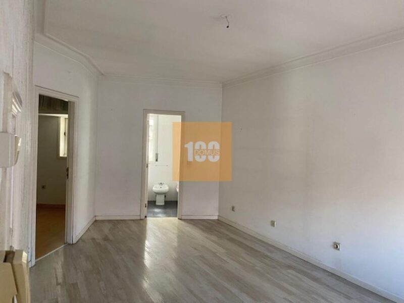 Prédio na Mouzinho da Silveira