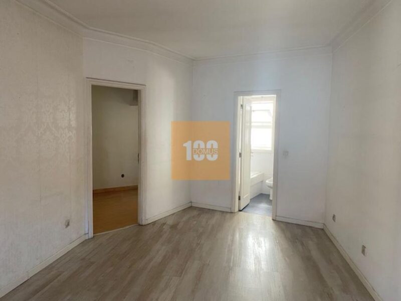 Prédio na Mouzinho da Silveira