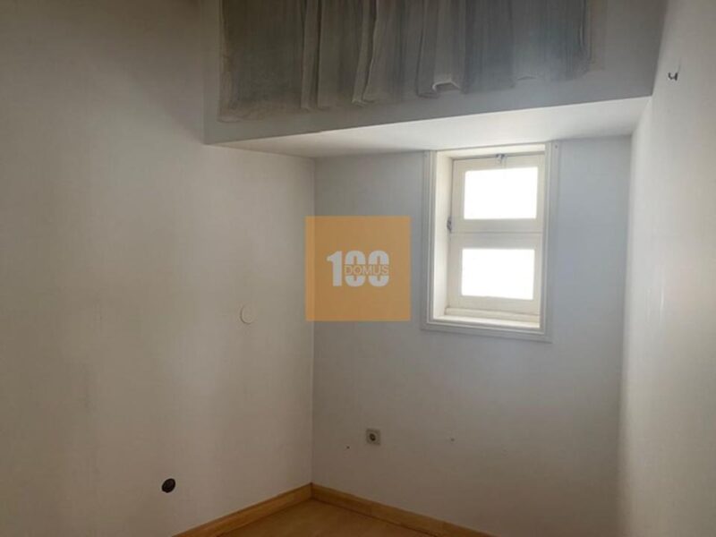 Prédio na Mouzinho da Silveira