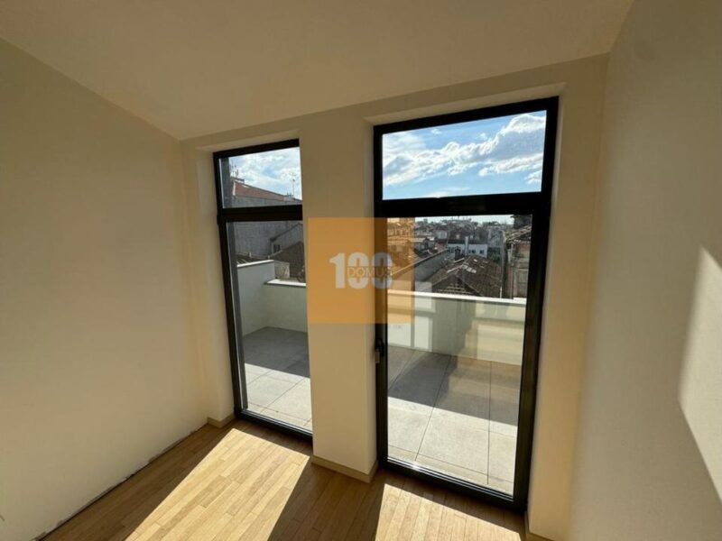 T1 duplex com terraço na Boavista