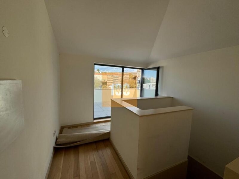 T1 duplex com terraço na Boavista