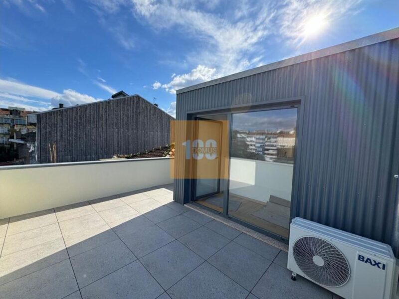 T1 duplex com terraço na Boavista